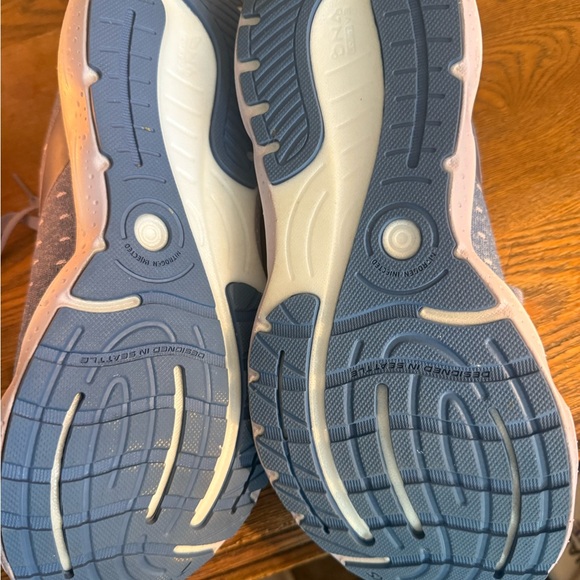 Brooks Blue Athletic Shoes - Picture 2 of 7